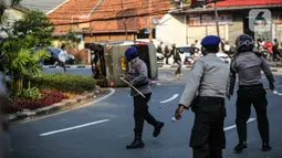 Sejumlah polisi terlibat bentrok dengan massa di kawasan Pejompongan, Jakarta, Rabu (7/10/2020). Belum bisa dipastikan apakah aksi tersebut berkaitan dengan isu aksi penolakan pengesahan UU Omnibus Law Cipta Kerja. (Liputan6.com/Faizal Fanani)