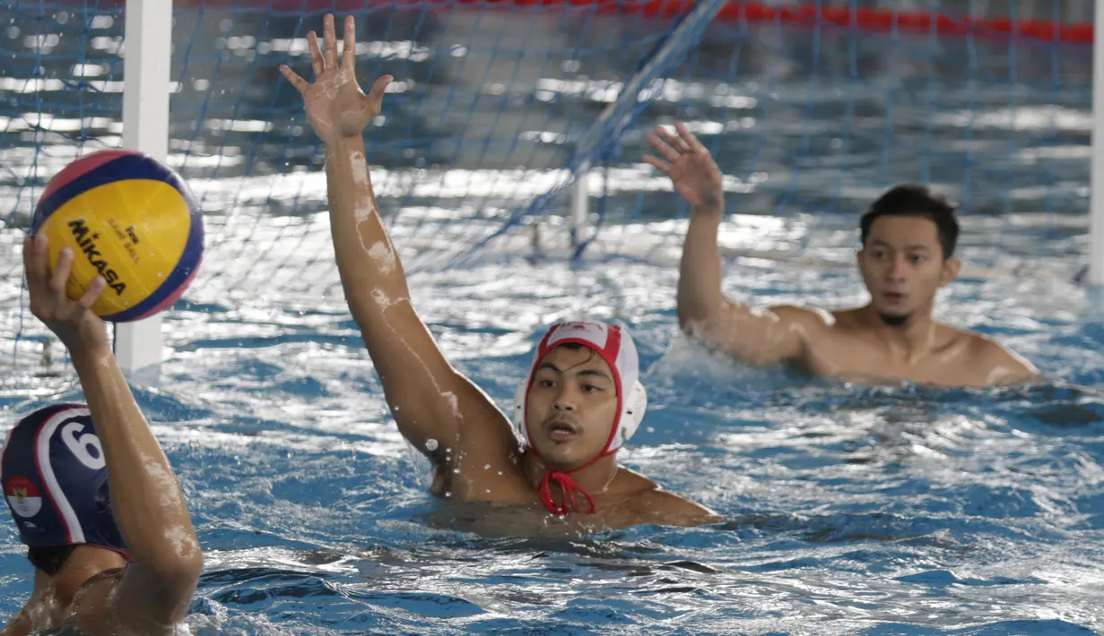 Pemain Timnas Polo Air Indonesia, Zaenal Arifin, saat latihan di Stadion Aquatik GBK, Jakarta, Senin (11/11). Para punggawa Timnas Polo air menargetkan medali emas di SEA Games 2019. (Bola.com/M Iqbal Ichsan)