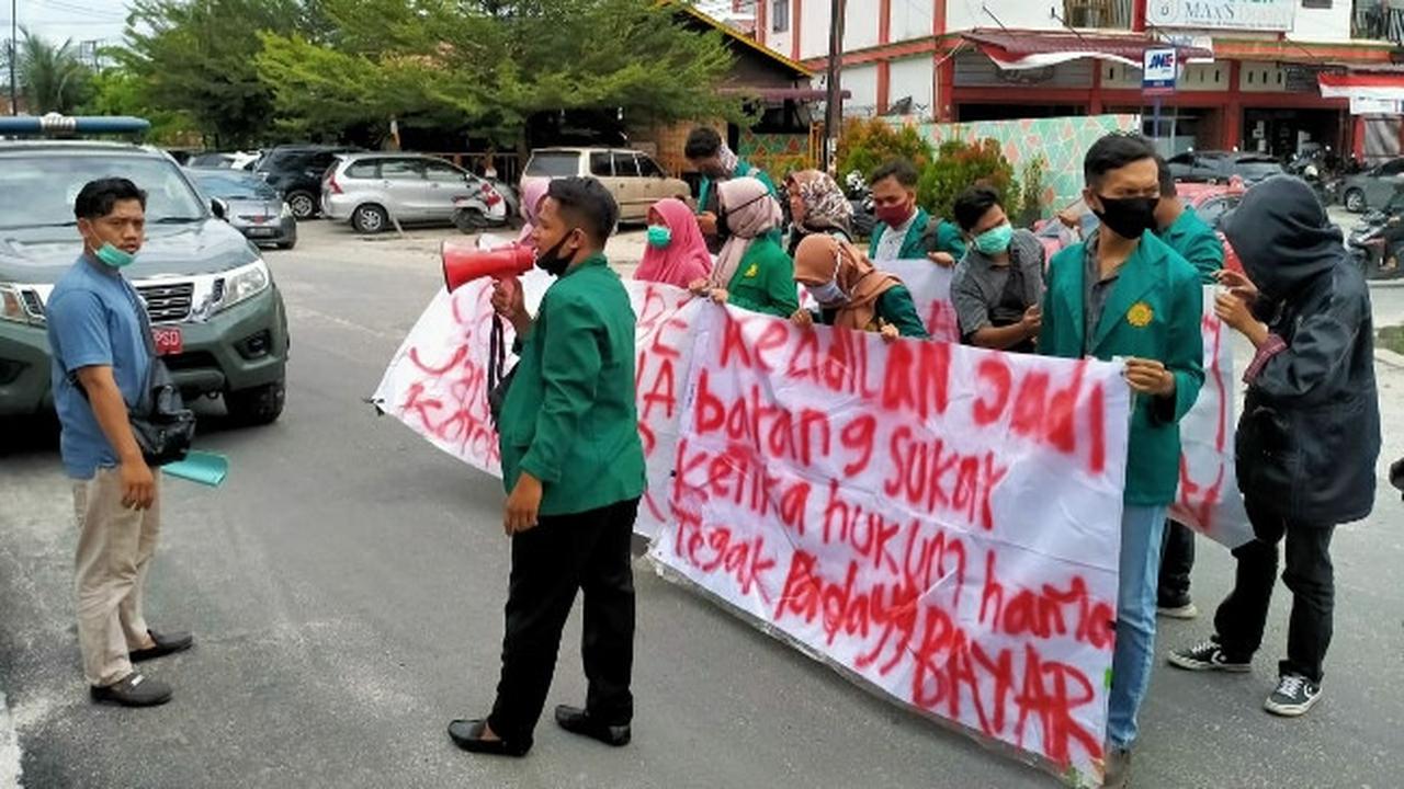Sejumlah mahasiswa menggelar demo di Pengadilan Tipikor Pekanbaru agar KPK dan majelis hakim mengusut nama-nama yang muncul di sidang Amril Mukminin.