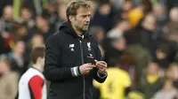 Liverpool manager Juergen Klopp holds his broken glasses at the end of the match Action Images via Reuters / John Sibley