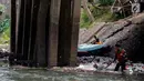 Petugas PPSU saat membersihkan tumpukan sampah yang tersangkut  di aliran anak kali Ciliwung, Jakarta, Senin (22/7/2019). Pembersihan sungai dari berbagai sampah tersebut dimaksudkan agar tidak ada penumpukan sampah dan sedimentasi saluran di sepanjang sungai. (Liputan6.com/Faizal Fanani)