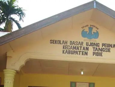 Citizen6, Aceh: OSIS dan para Guru di SMA Negeri 4 Kejuruan Muda Aceh Tamiang beserta donatur, melakukan aksi penggalangan dana untuk korban banjir bandang di SD Ujong Peunalom, Tangse, Pidie.(Pengirim: Ari Gunawan)