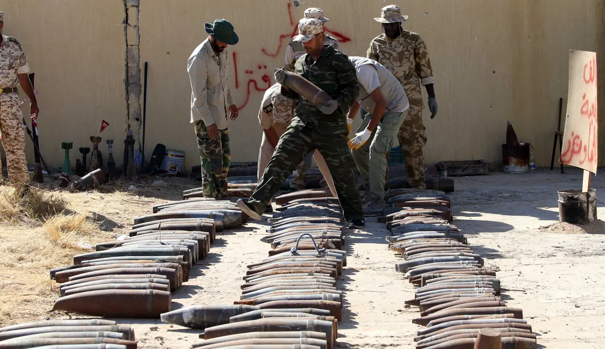 Pasukan pemerintah Libya yang didukung PBB memindahkan sisa-sisa bahan peledak di sebuah kamp militer di Tripoli selatan, Libya (22/7/2020). (Xinhua/Hamza Turkia)