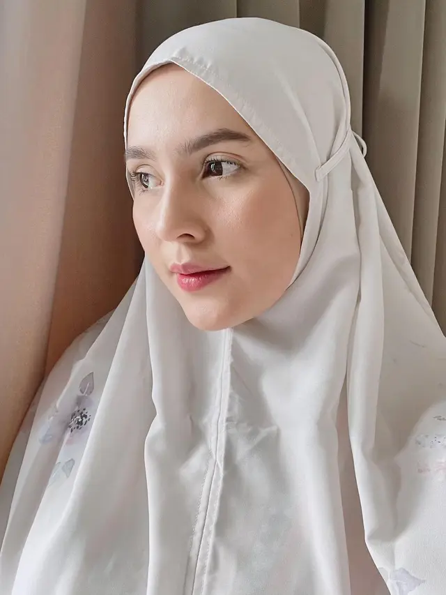 Kini Tampil Berhijab, Ini 6 Potret Terbaru Lidi Brugman Istri Lucky Perdana