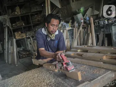 Pekerja menyelesaikan pembuatan furnitur di Jakarta, Rabu (20/11/2019). Kementerian Perindustrian (Kemenperin) menyatakan bakal terus memacu pertumbuhan produksi industri furnitur pada tahun ini kendati realisasinya kemungkinan lebih rendah ketimbang tahun lalu. (Liputan6.com/Faizal Fanani)