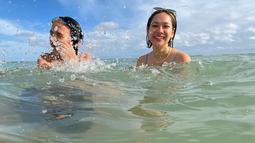 Berenang di pantai menjadi opsi liburan yang menarik bagi pelantun lagu Cinta Sejati. Raut wajah bahagia terlihat dari BCL ketika menghabiskan waktu bersama Noah. Noah pun juga terlihat senang bisa berenang dengan ibunya. (Liputan6.com/IG/bclsinclair)