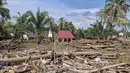 Di tengah duka mendalam akibat banjir bandang dan tanah longsor yang melanda wilayah mereka, umat Protestan tetap menunjukkan keteguhan iman dengan melaksanakan ibadah Natal. Tampak dalam foto, Gereja Protestan Angkola (tengah latar belakang) terlihat di tengah kehancuran akibat banjir di desa Aek Ngadol, Tapanuli Selatan, Sumatera Utara, pada Kamis 25 Desember 2025, setelah banjir dan tanah longsor yang melanda di daerah tersebut pada akhir November 2025 lalu. (AMROE/AFP)