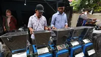 Warga Kampung Tempe di Sukomanunggal Surabaya menerima bantuan 15 tungku untuk merebus kedelai. (Dian Kurniawan/Liputan6.com).
