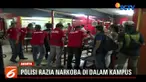 Satu per satu para mahasiswa yang masih berada di lingkungan kampus langsung digeledah petugas.
