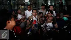 Mantan Ketua Komisi II DPR, Agun Gunandjar usai menjalani pemeriksaan sebagai saksi untuk kasus korupsi proyek elektronik kartu tanda penduduk (e-KTP), Jakarta, Rabu (19/10). (Liputan6.com/Helmi Afandi) 