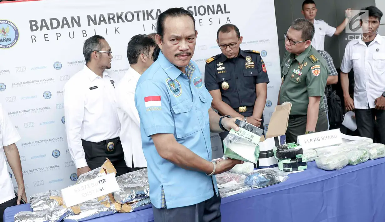 Deputi Pemberantasan BNN Arman Depari memperlihatkan barang bukti sabu saat rilis penyelundupan narkoba jaringan Malaysia di Jakarta, Selasa (16/10). BNN membongkar 4 kasus narkoba dengan mengamankan 17 tersangka. (Liputan6.com/Immanuel Antonius)