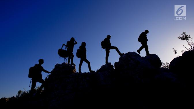 Mendaki gunung bisa dilakukan saat terbebas dari media sosial (iStockphoto)