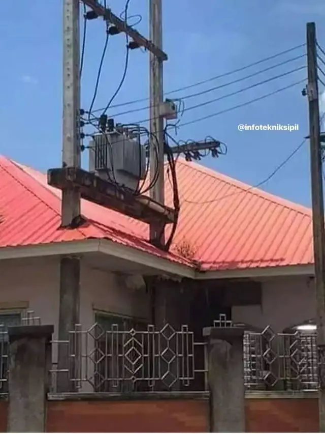6 Potret Bangunan Terhalang Tiang Ini Bikin Bingung, Menyatu dengan Rumah
