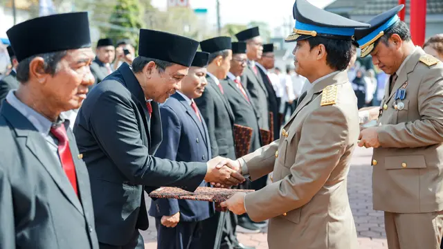 Wamen ATR Berikan Tanda Kehormatan Satyalancana Karya Satya