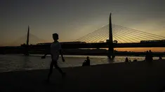 Seorang wanita berjalan di dekat the Golden Horn atau tanduk emas di Istanbul (26/7/2019). Tanduk Emas merupakan jalur air perkotaan utama dan pintu masuk utama Bosphorus di Istanbul, Turki. (AP Photo/Emrah Gurel)