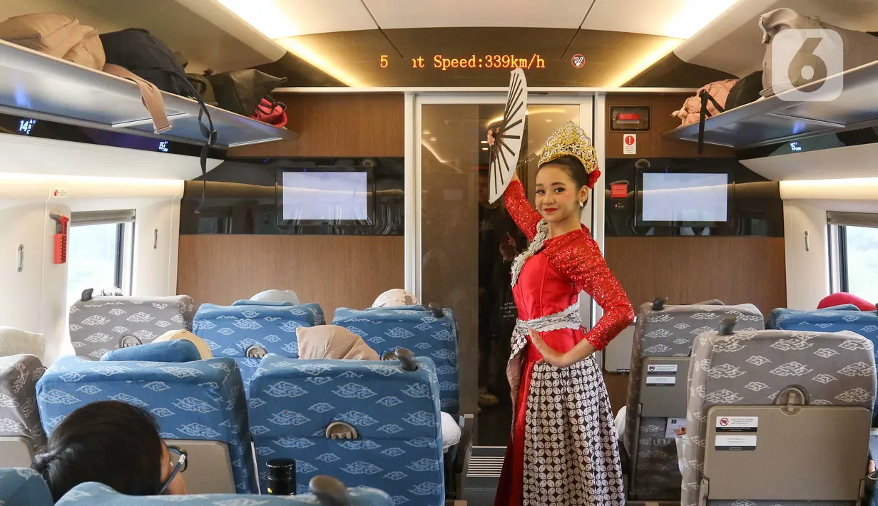 KCIC bekerjasama dengan Sanggar Gantari Gita Khatulistiwa menggelar pertunjukan seni tari sepanjang perjalanan dari stasiun Halim, Jakarta menuju Padalarang, Kabupaten Bandung Barat. (Liputan6.com/Herman Zakharia)