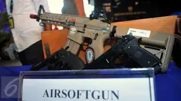 Pistol angin atau airsoftgun yang disita petugas bea dan cukai di Bandara Soekarno Hatta, Tangerang, (16/2). Petugas menggagalkan ekspor maupun impor berbagai jenis barang yang dianggap terlarang. (Liputan6.com/Faisal R Syam)