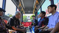 Gubernur Jawa Tengah (Jateng) Ganjar Pranowo resmi meluncurkan layanan Bus Rapid Transit (BRT) Trans Jateng koridor tujuh rute Solo-Sukoharjo-Wonogiri di Alun-alun Giri Krida Bakti, Wonogiri, Jateng, Selasa (8/8/2023).