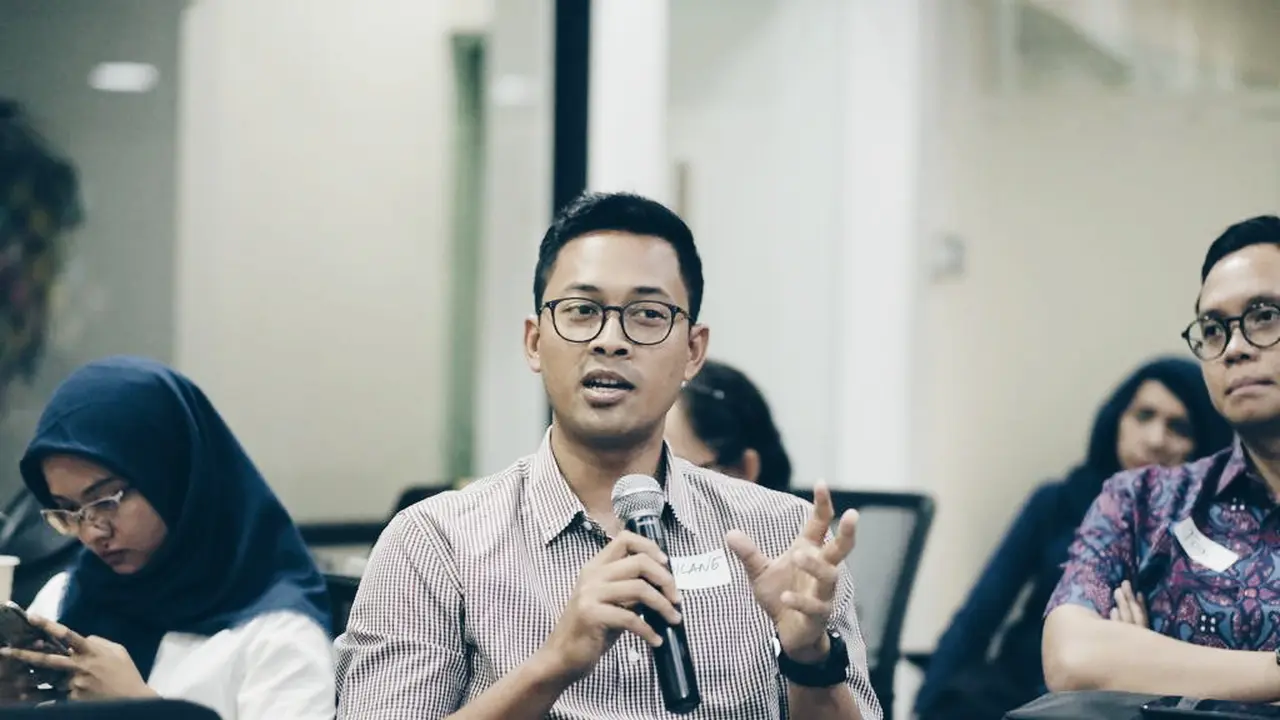 Gumilang Aryo Sahadewo, peneliti ekonomi dari Universitas Gadjah Mada, mendukung rencana kenaikan cukai rokok untuk memperkuat BPJS Kesehatan