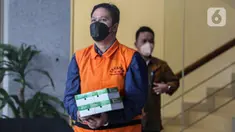 Bupati Kuantang Singingi nonaktif Andi Putra menuju mobil tahanan di Gedung KPK, Jakarta, Kamis (20/1/2022). Andi Putra diperiksa lanjutan sebagai tersangka dalam kasus dugaan korupsi perpanjangan izin Hak Guna Usaha (HGU) sawit di Kabupaten Kuansing Provinsi Riau. (Liputan6.com/Johan Tallo)