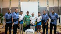 Wolfgang Pikal (kedua dari kiri) bersama staf pelatih dan sejumlah peserta Papua Football Academy (PFA). (Dok. PFA)