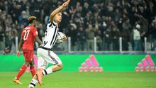 Striker Juventus, Paulo Dybala, merayakan gol ke gawang Bayern Munchen pada leg pertama babak 16 besar Liga Champions, di Juventus Stadium, Turin, Rabu (24/2/2016) dini hari WIB. (AFP/Olivier Morin)