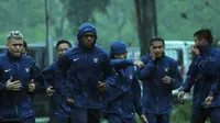 Latihan pagi timnas senior di bawah rintik hujan/Helmi Fithriansyah (Liputan6.com)