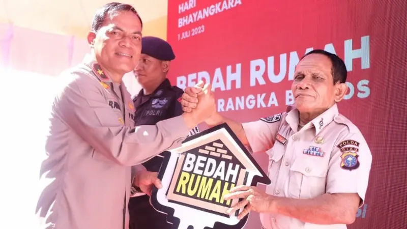 Seorang PNS mendapatkan kunci bedah rumah Polda Riau menjelang puncak peringatan Hari Bhayangkara.
