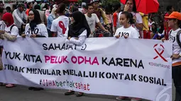 Dalam aksinya mereka menentang diskriminasi terhadap orang yang terjangkit HIV AIDS dan memberikan sosialisasi kepada masyarakat penularan HIV AIDS tidak melalui kontak badan, Jakarta, Minggu (28/12/2014). (Liputan6.com/Faizal Fanani)