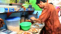 Pria sedang memasak Hucap di Kedai Ma Iroh. (Foto: Indonesia Kaya)