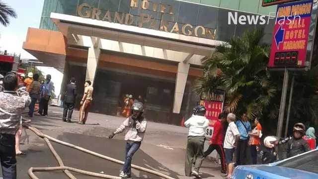 News Flash: Hotel Grand Paragon Terbakar, Puluhan Unit Damkar Dikerahkan