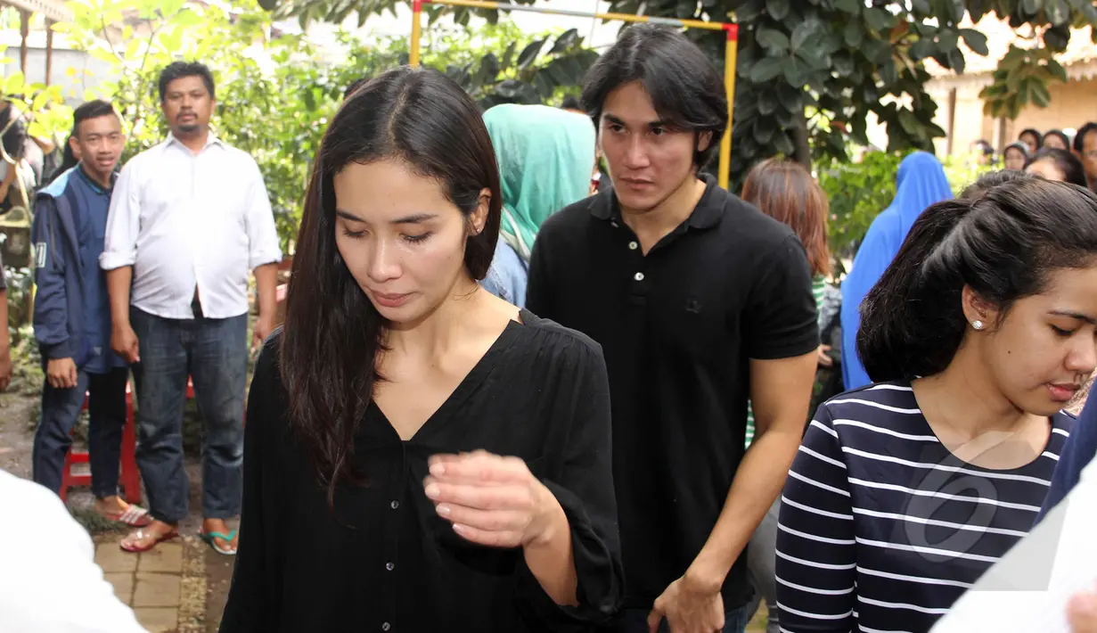 Vino G bastian bersama istrinya Marsha Timothy berkunjung ke rumah almarhum Didi Petet di Ciputat, Tangsel, Jumat (15/5/2015). Sejumlah artis mendatangi rumah Didi Petet setelah mendengar meninggalnya aktor senior tersebut. (Liputan6.com/Helmi Afandi)