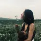 Dikenal karena kontroversi foto menyusui bayi, putri presiden Kyrgyztan ternyata punya pose menarik yang instagramable. (Instagram/Aliya Shagieva)