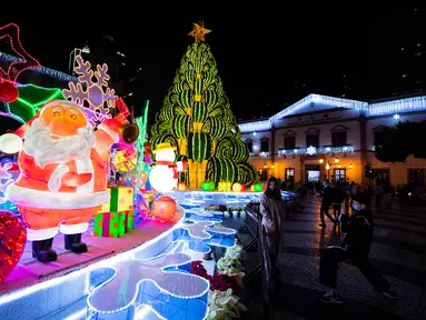 Wisatawan mengambil gambar dekorasi Natal di Largo Do Senado, Makau, China, 22 Desember 2020. Largo do Senado atau Senado Square merupakan area perbelanjaan yang terkenal di Makau. (Xinhua/Cheong Kam Ka)