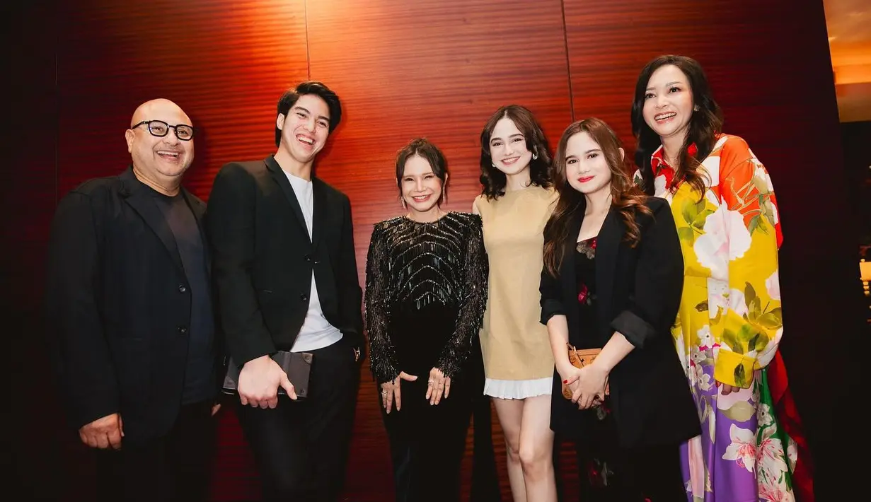 Restu tentu saja tak hanya datang dari Dhani dan Mulan. Sebelumnya, Maia Estianty juga sudah memberi sinyal baik untuk hubungan keduanya. El juga sempat mengajak Syifa bertemu Maia dan Irwan Mussry di gala premiere film Rossa. (Foto: Intagram/ elelrumi)