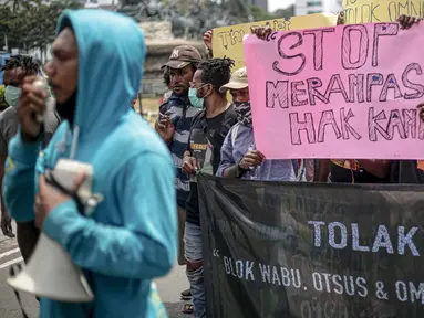 Massa yang tergabung dalam Aliansi Mahasiswa Papua menggelar aksi di kawasan Patung Kuda, Jakarta, Senin (16/11/2020). Mahasiswa menolak operasi Blok Wabu bekas PT Freeport Indonesia, perpanjangan otonomi khusus Papua yang berakhir 2021, dan UU Cipta Kerja. (Liputan6.com/Faizal Fanani)