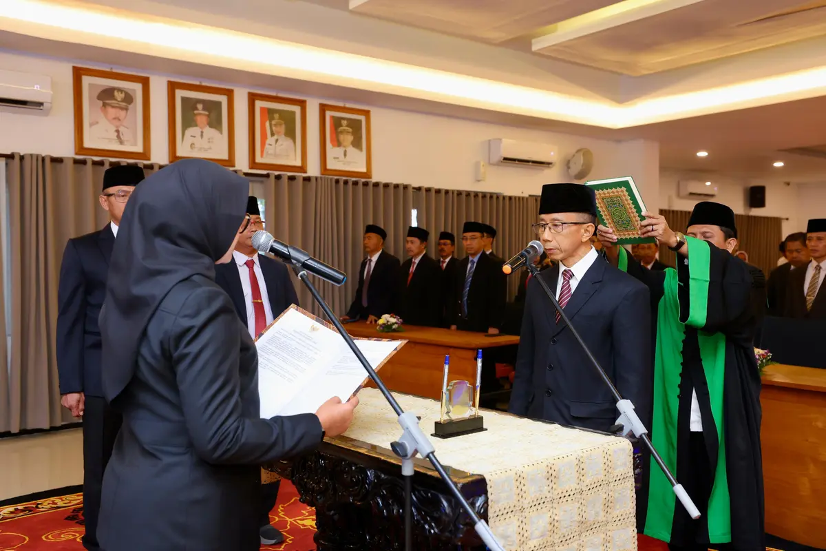 PJ Sekretaris Daerah Banyuwangi Guntur Priambodo diambil sumpah jabatanya oleh Bupati Banyuwangi Ipuk Fiestiadani (Istimewa)