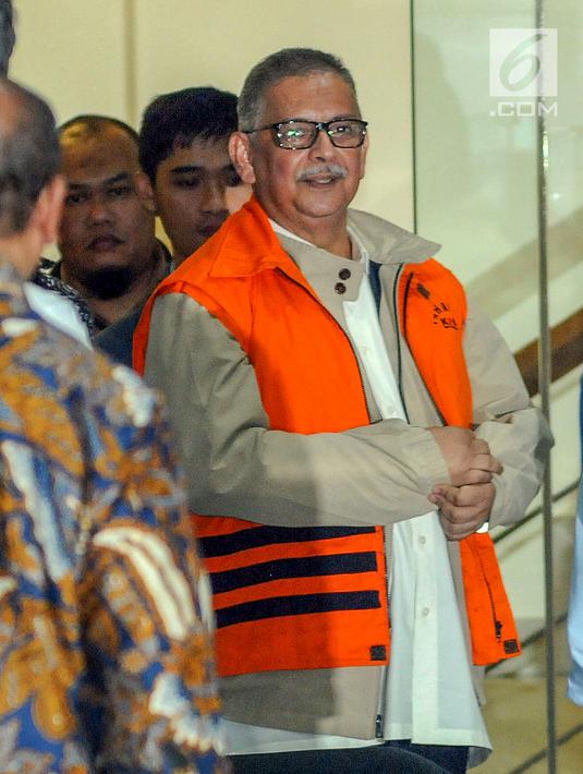 Dirut PT. PLN nonaktif Sofyan Basir memakai rompi tahanan dikawal petugas usai pemeriksaan di Gedung KPK, Jakarta, Senin (27/05/2019). Sofyan Basir diduga bersama-sama Eni Saragih dan Idrus menerima suap dari Johannes Kotjo dalam pembangunan proyek PLTU Riau-1. (merdeka.com/Dwi Narwoko)
