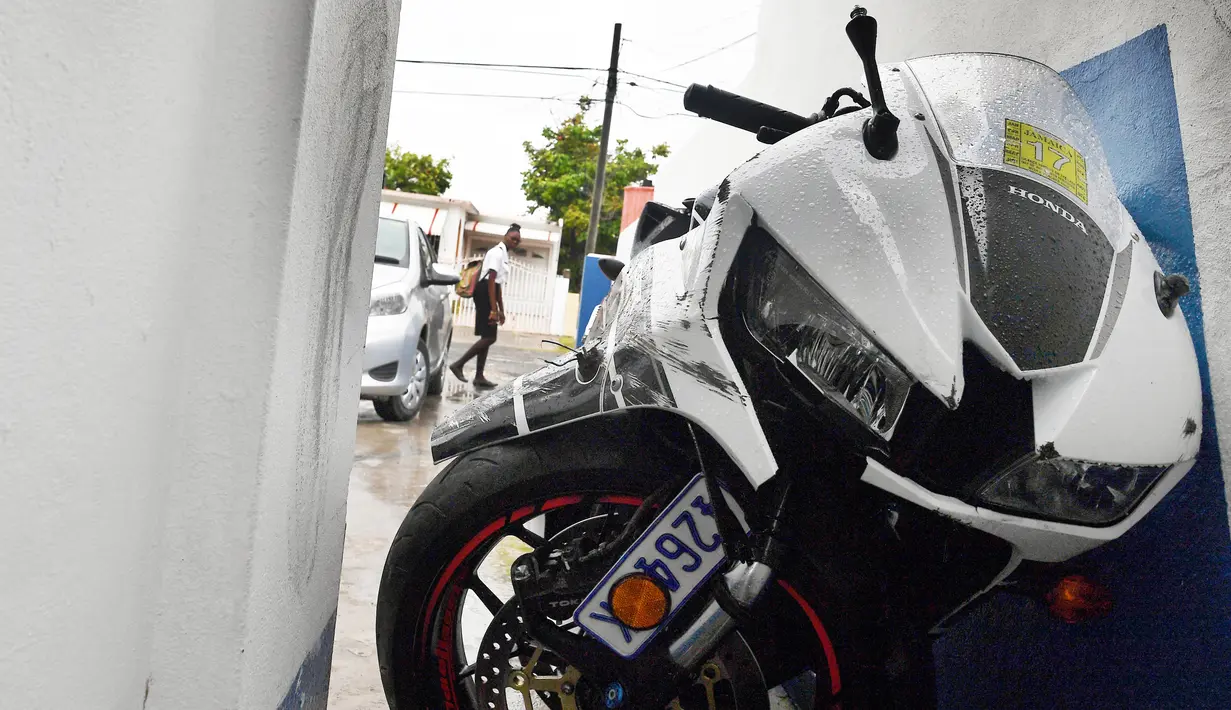 Kondisi motor yang dikendarai atlet Inggris, Germaine Mason di kantor polisi Kingston, Jamaika (20/4). Atlet cabang atletik Inggris ini dikabarkan tewas akibat kecelakaan setelah kehilangan kendali mengemudikan motornya. (AFP Photo/Jewel Samad) 