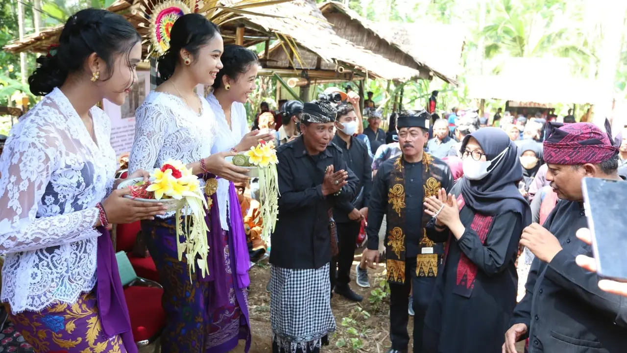 Bupati Banyuwangi Ipuk Fiestiandani (Baju Hitam) kunjungi stan kopi etnis Bali (Istimewa)