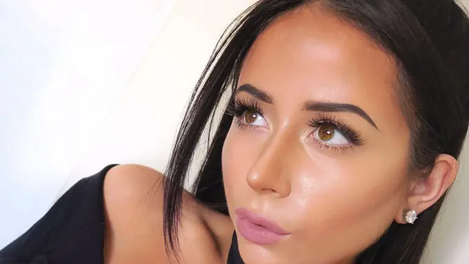 [Bintang] Dikatain Sampah, Perempuan Ini Tampar Netizen dengan Membuat Gaun dari Kantong Sampah