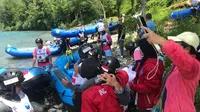 Tim arung jeram Indonesia kategori U-23 saat menyelesaikan nomor Down River Race (DRR) pada kejuaraan World Rafting Championship 2022 di Sungai Tara, Foca, Bosnia-Herzegovina, Rabu (1/6/2022).