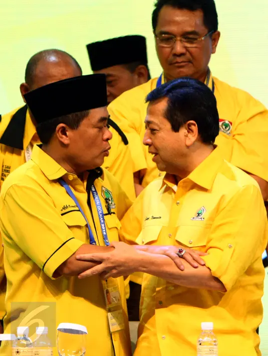 Ade Komarudin dan Setya Novanto berpelukan di Munaslub Golkar, Bali, Selasa (17/5). Setya Novanto (Setnov) terpilih menjadi Ketum Partai Golkar periode 2016-2019 setelah dirinya melakukan musyawarah mufakat dengan Ade Komarudin. (Liputan6.com/Johan Tallo)