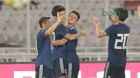 Para  pemain Jepang U-19 merayakan gol ke gawang Timnas Indonesia U-19 di Stadion Utama GBK, (24/3/2018). Indonesia U-19 tertinggal sementara 0-1. (Bola.com/Nicklas Hanoatubun)