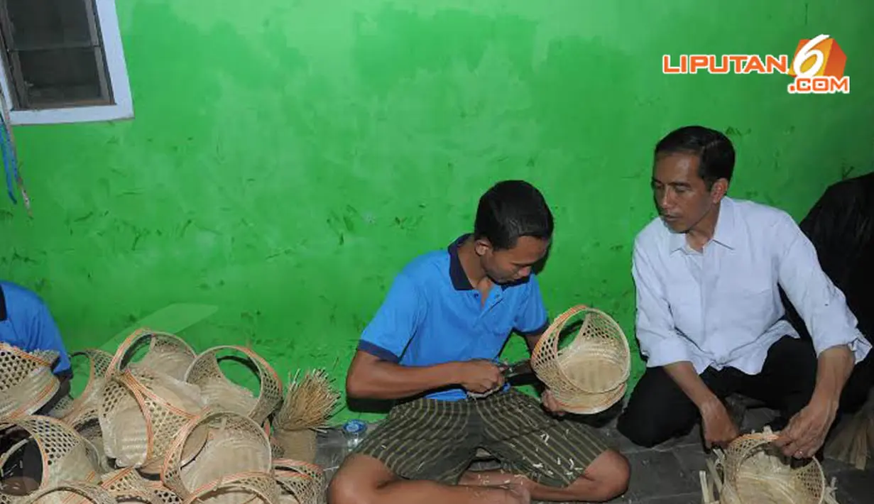 Jokowi menyempatkan untuk berbincang dengan perajin seputar industri kerajinan anyaman bambu di tempat tersebut (Liputan6.com/Herman Zakharia)