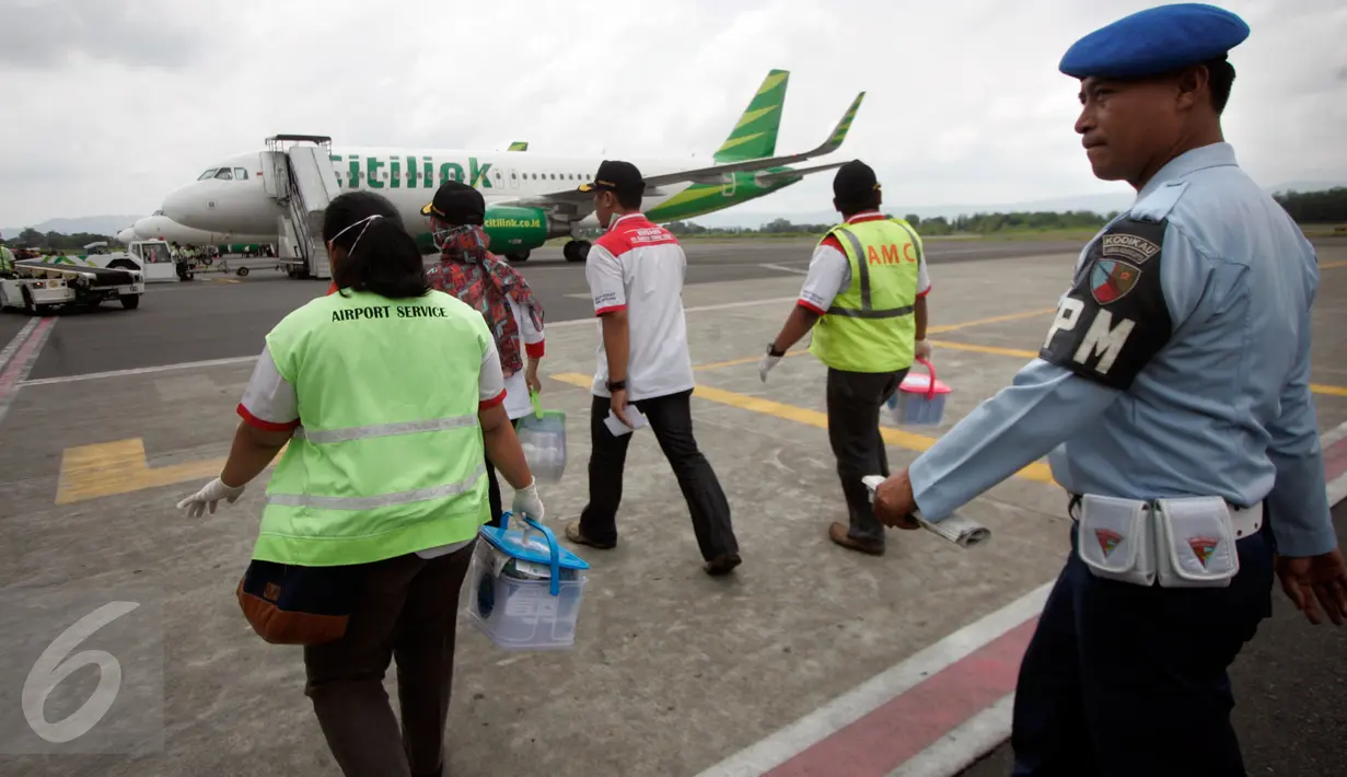 Sejumlah petugas BNNP DIY melakukan sidak di bandara Adisucipto,Yogyakarta, Kamis (6/10). Sidak dilakukan untuk menagntisipasi penyalahgunaan narkoba saat menerbangkan pesawat. (Liputan6.com/Boy Harjanto)