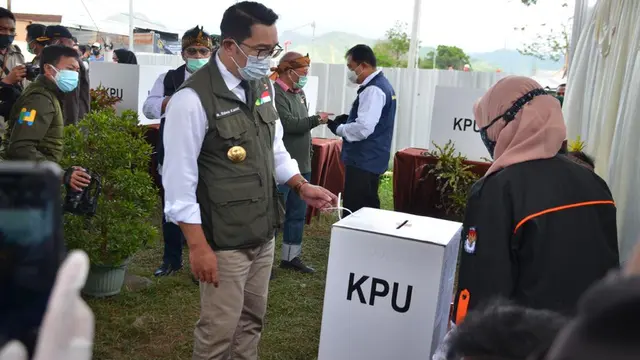 Gubernur Jabar, Ridwan Kamil, tengah meninjau langsung gelaran Pilkada 2020 Kabupaten Bandung di 2 TPS, Rabu (9/12/2020)