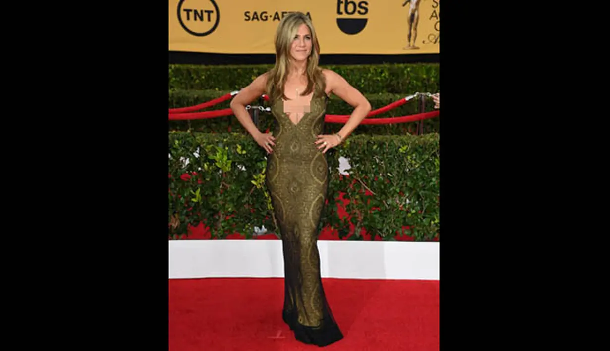 Aktris Jennifer Aniston saat melenggang di atas karpet merah dalam balutan gaun warna emas tanpa lengan dengan belahan dada terbuka, Los Angeles, Minggu (25/1). (Frazer Harrison/Getty Images/AFP)