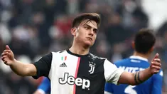 Reaksi pemain Juventus Paulo Dybala saat mengadapi Brescia pada pertandingan Serie A di Turin, Italia, 16 Februari 2020. Dybala melalui Instagram mengonfirmasi bahwa dia dan pacarnya, Oriana Sabatini, dinyatakan positif terjangkit virus corona COVID-19. (Isabella BONOTTO/AFP)