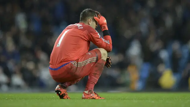 Sundulan Kiper Ini Nyaris Membobol Gawang Manchester United
